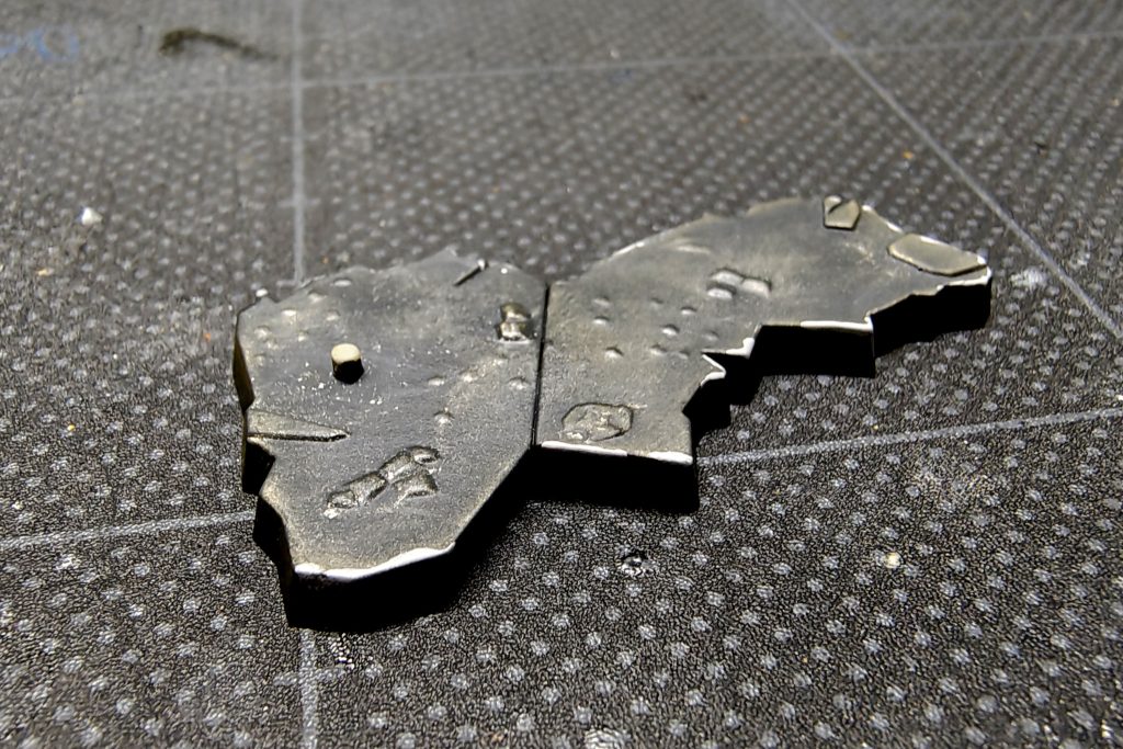 実は今回一番お気に入りなのがこの台座です。鉱石まじりの硬い地面をイメージしつつ大好きな色、クレオスのジャーマングレーをベースに汚しました。