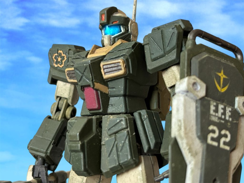 「そうだ、ジャブロー行けるぞ。」 イギーの声が一段と明るく響く。 22部隊の次の転属先は、宇宙になるのか、地上の別の戦線になるのか。アフリカ戦線も、中東は制圧したが、南アフリカに向けて、更に掃討戦を続けると言う。とにかく、一度ジャブローに入り、機体の整備やら、ニュータイプの検査やらを受けることになる。「そうしているうちに、戦争も終わっちゃいそうですね。」 ”キッド”が言うとおり、地上のジオンの勢力はほとんど一掃されつつある。ちょうど昨日、ジャブローにジオン軍の大規模空襲があったと言う。ジオンにとっての、オデッサ・ディと言うか、一大反抗作戦だったようだが、鉄壁のジャブローは抜けなかった。イギーも家族のことで気が気でなかったようで、昨日は気が立っていたらしい。無事は今朝、確認できた。「よかったな、家族に会えるじゃないか。」 ヘントは、心からそう思う。「そうだな。あとは、あれだ、約束通り朝まで飲むぞ。」 ただ、ジャブローの地下は暗くて陰気なんだよな、とイギーが言うのを聞いて、ヘントはずっと気にしていたことを口にする。「ジャブローと言えば、ミヤギ曹長は。」 営倉に入っている間、会いに来なかったのは彼女らしい気遣いだと思ったが、出てくる時はイギーと一緒に、自分を迎えてくれるものと思っていたのだ。「まあ、一番の関心はそっちですよね、当然。」 ”キッド”が茶化す。「お前から行ってやるのがいい。」 イギーは、ミヤギのコンパートメント(個室)のナンバーと、居住スペースへの道筋を、サッとメモに書いて渡した。「それと、もう曹長ではなく、少尉だ。」