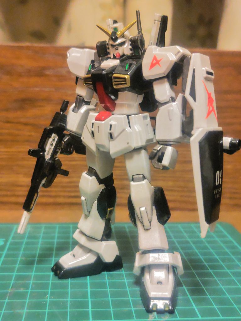 こちらは余り物のガンダムMk-Ⅱで作ったアムロ専用機。うーん、塗りはまだ未熟ですね。