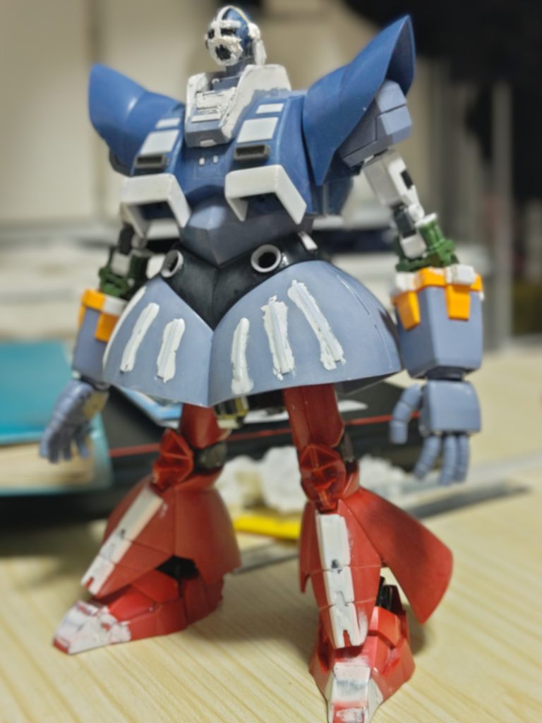 製作途中の画像です。使っているパーツや加工しているところが分かるかと。「ラスボスらしい、少し異形感やモンスター感のあるプロポーション」としたのには、ジオングとサザビーのミキシングを同スケールで行ったことも起因しています。ちょうど、某ホビーショップのサマーセールでジオングとサザビーが大変お買い得になっていたこともあり購入したので、自分の中の裏テーマとして「購入しやすいキットを使って、レアなMSを作成してみよう!」と思ったのがあります。MSが巨大化していた時期のサザビーならジオングの脚でいけるのではと思ったものの、実際に組み合わせるとバランスが取れませんでした。そこで頭部を小型化してみたらと思い、1/250ジオングの頭部を載せたらバランスが取れました(小林誠さんのアレンジされたMSが好きなこともあり、そんなバランスにもなったかなと)。それもイメージしながら自分なりにバランスを詰めていった形になります。 でも、いつかはMGのパーフェクトジオングを入手して、製作してみたいものですww(もしくはHGでパーフェクトジオングが出ても嬉しいのですが)