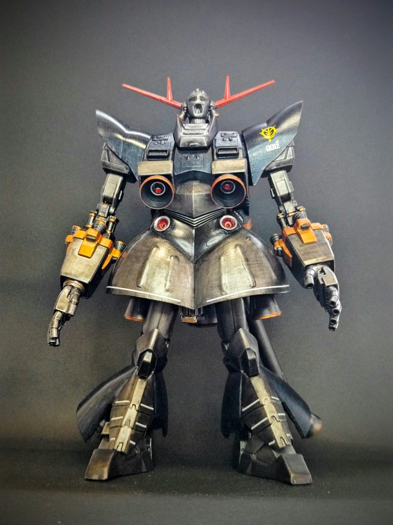 正面カット。ラスボスらしい、少し異形感やモンスター感のあるプロポーションを目指して作成しています。腕は素の状態では少し長め、曲げた状態(メインカット)の状態で通常の長さになるようなイメージ。バーニアの塊といったイメージにしたく、胸部周りは巨大化させて強調したり、色んなところにバーニアを増やしています。