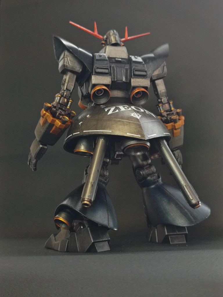 背面カット。サザビーとジオングでデザインの線の多さが異なる(サザビーのほうがより現代っぽい線が入っている)気がしたので、ジオングに合わせて線を減らしたりしています(爪先周りや脚部後部の形状等。逆に脚部前面はパーフェクトジオングらしいディテールを増やしたりもしていますが)。