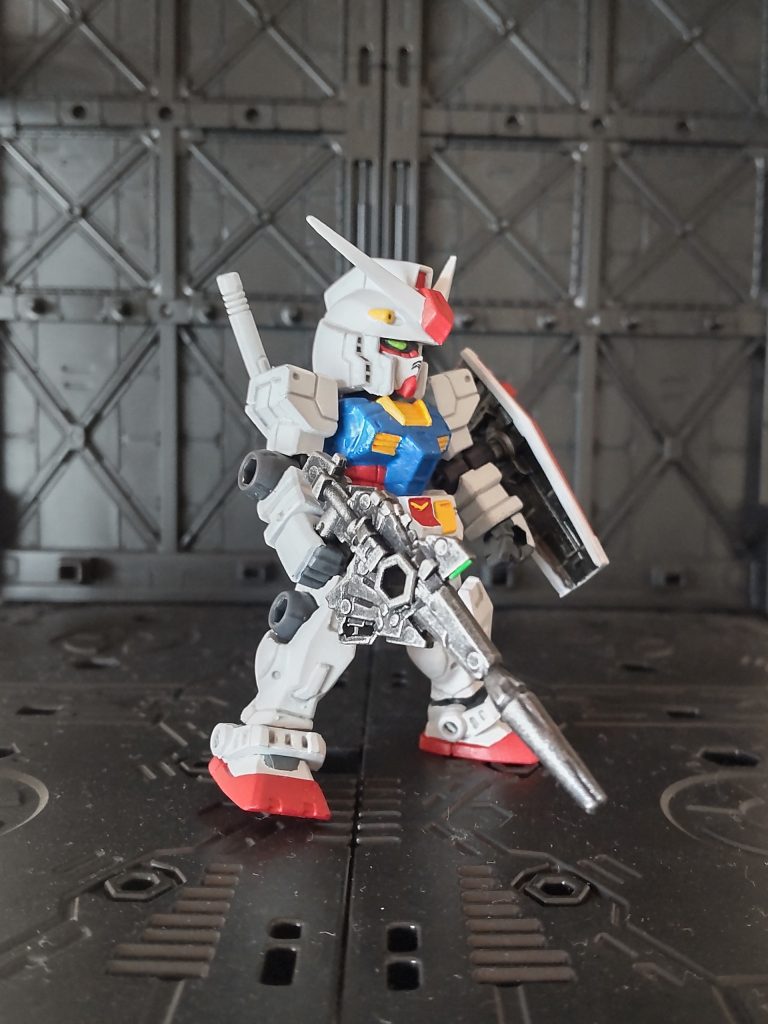 ライフルはユニコーンガンダムのものを流用しました。初めてドライブラシを使って塗ってみました。