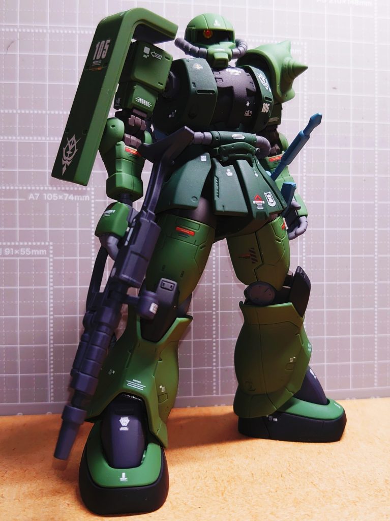 普段は初期HGザクを好んで製作するのですが、オリジンも好きなプロポーションです。(モモが太いのがいい)w