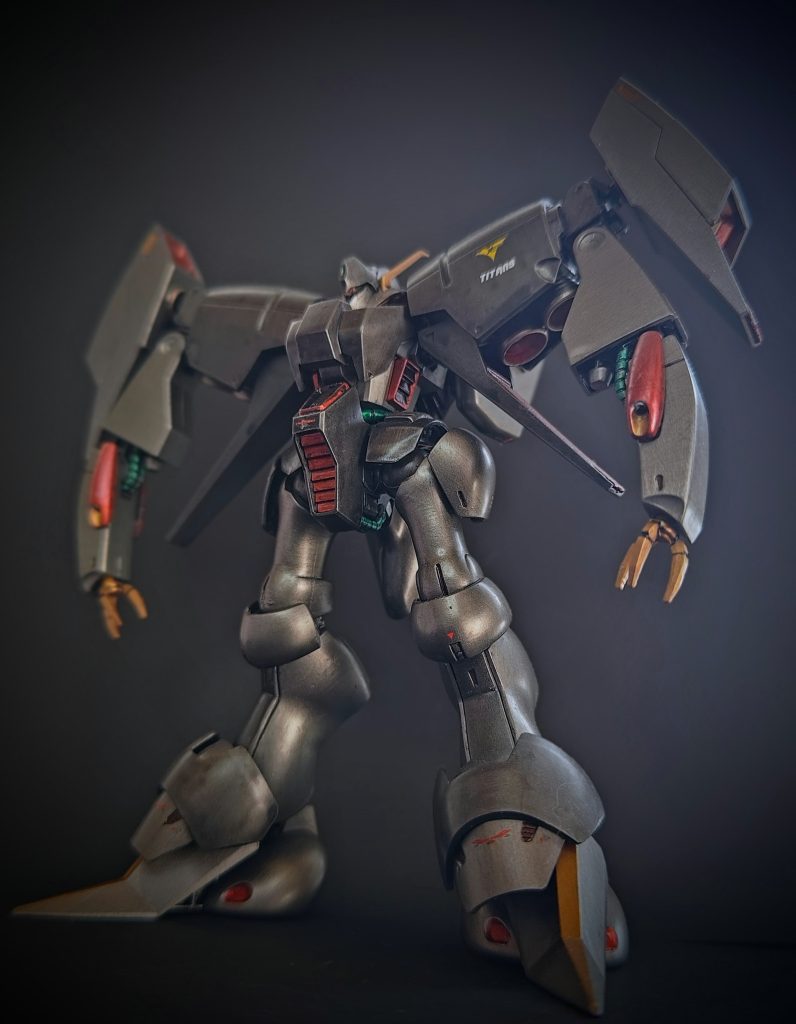 正面カット。独特のプロポーションが立体化されていて、カッコいいです。