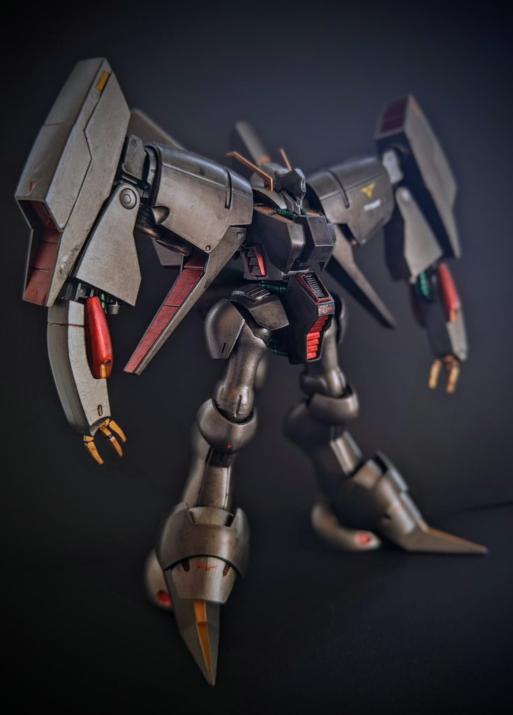 正面カット（別アングル）。モノアイは左寄りに付けているので、こちらからのアングルでは見えません。