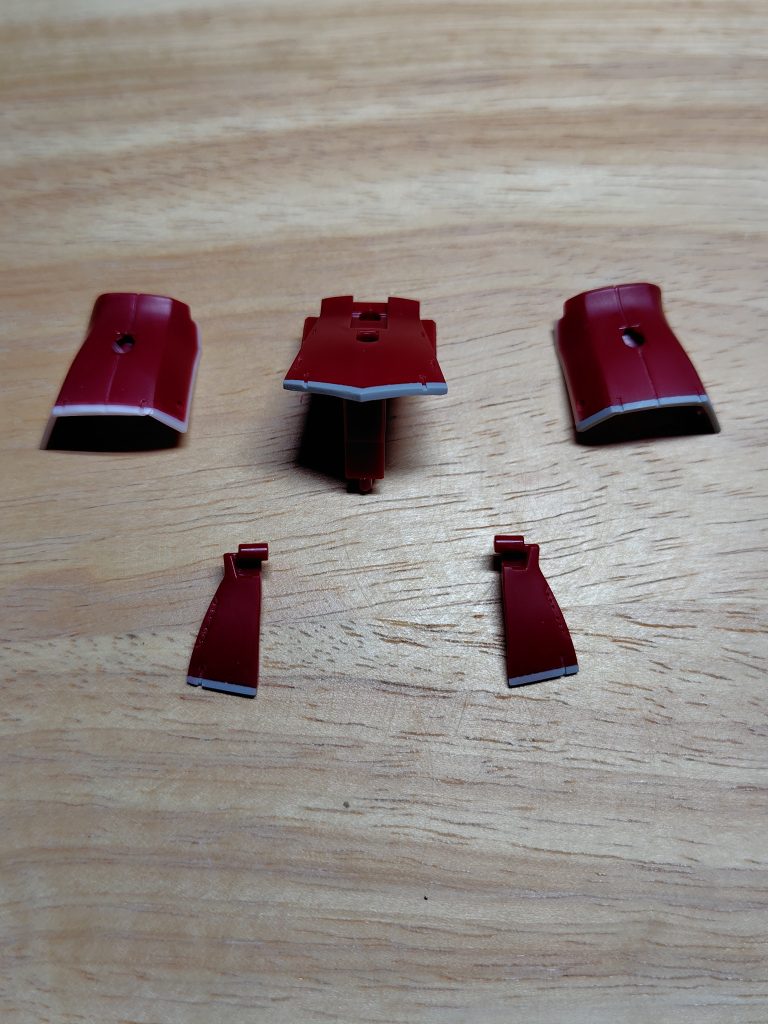 腰部アーマー1mmプラ角棒で幅増ししてます。曲部は曲げて追従させて瞬間接着剤で固定しました。