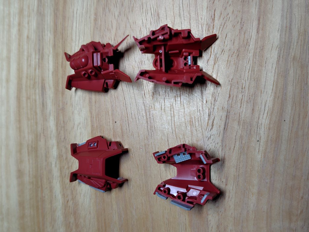 足に合わせ目部分には、HJの装飾パーツを貼り付けました。スネ横の1.5mm程度のスラスターは、ドリルで穴を開け、同じサイズのICコネクターをしこみました。固定用に裏に1mmプラバンをはりました。三つのスラスターノズルは三角屋のものと置き換えるため、基部に3mm穴をあけました。固定用に裏に1mmプラバンを貼りかさ増し。