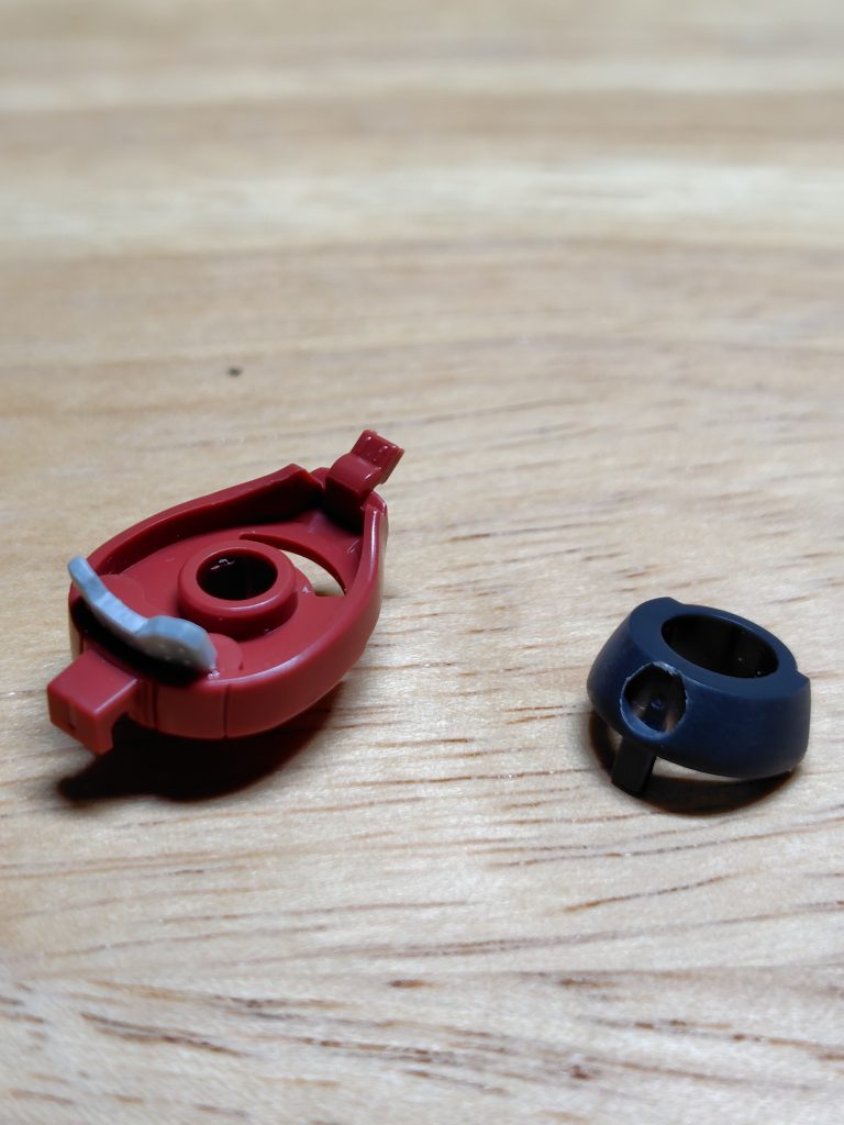 モノアイ部はφ3ドリルで彫り込んでます。頭部後ろはプラバンで目隠し。