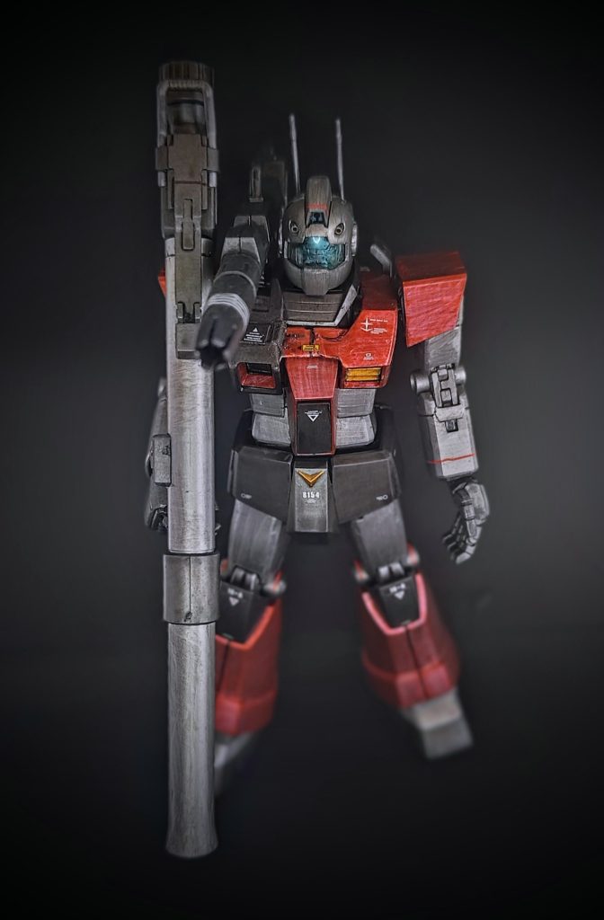 ストレートで組むつもりだったのですが、どうしても胸部部分のパーツの組み合わせがうまくいかず。特に右胸部の黒い部分はばっくりと隙間が空いてしまったため、プラ板で間を埋めて、ディテールをすこし追加しました(自分の組み方が間違えていたのか、何度やり直してもうまくいかず…)。他の部分も開き気味ですが、もう右胸はどうしようもないくらいで。ひとまず、大きな違和感はなくつなげられたかなと思っております。