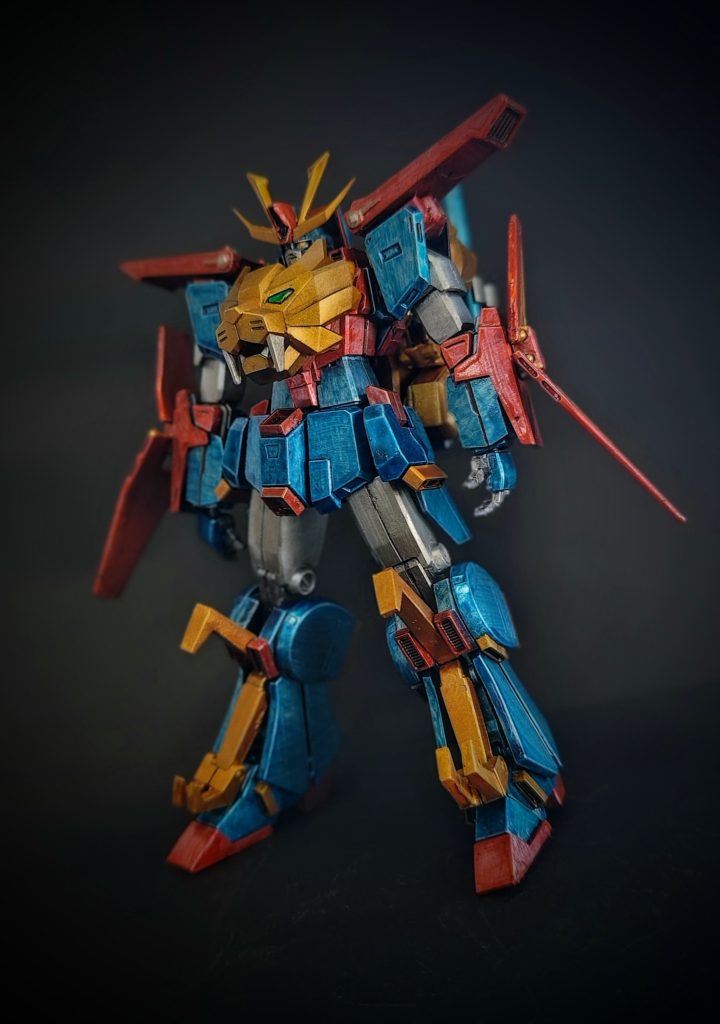 正面カット。頭部(マスク)の形がイラストと異なるように感じたので、イラストに寄せるように少し削りました(ZZ顔ではなく、νガンダムに近い顔??)。同じく頭部のビーム砲の赤い部分が足りないように感じたので、プラ板で形状変更しています。その他は肉抜きされている箇所をプラ板やパテで埋めたくらいでストレートに組んでいます。※肉抜き箇所が多くて埋めるのまぁまぁ大変でしたが