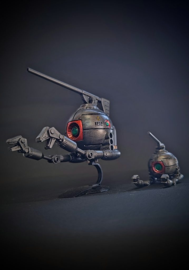 付属のミニボールと並べて。ミニボールは塗装しただけになります。