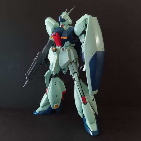 MG リ・ガズィ(逆襲のシャアVer.)、本体のみ組み立て終わりました。ダクトとかは墨入れしてます。元キットより可動範囲や造形がアップデートされており、カッコいいです。ただ、股関節がボールジョイントなの可動範囲が少し狭く、最近のガンプラに慣れていると少し物足りなく感じます。昨日は長時間外にいたので軽い熱中症になり、BWSはまだ組み立てれていません…。今日中には完成させようと思います。（1枚目）