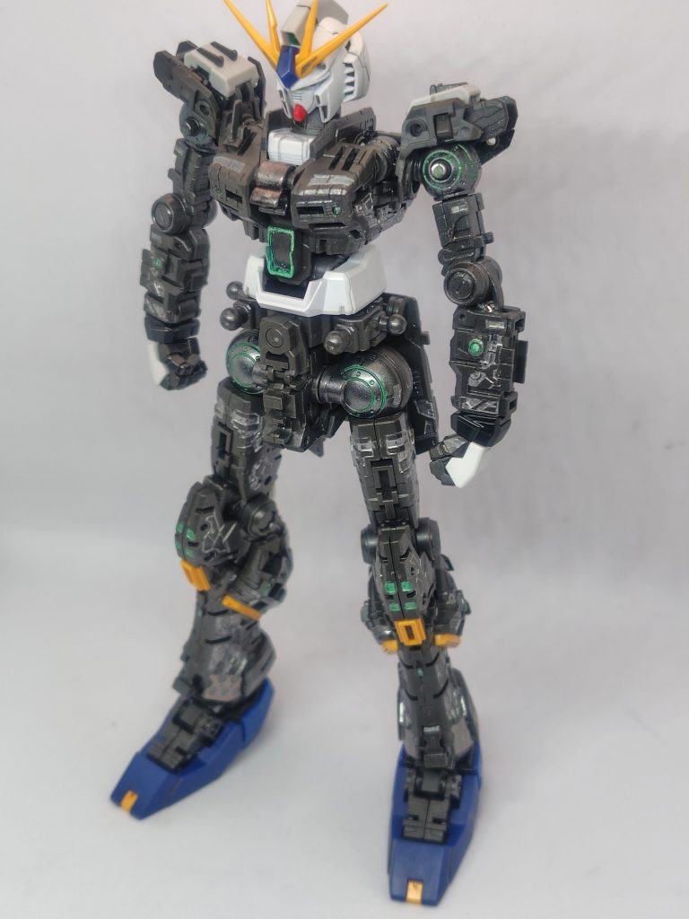 RGの醍醐味、フレーム状態。ランナー状態でガンメタルを吹いて、サイコフレームホログリーンで一部塗装とスミ入れ。シルバーも使ってますが外装をつけたら全て見えなくなります(zaku-kao4)