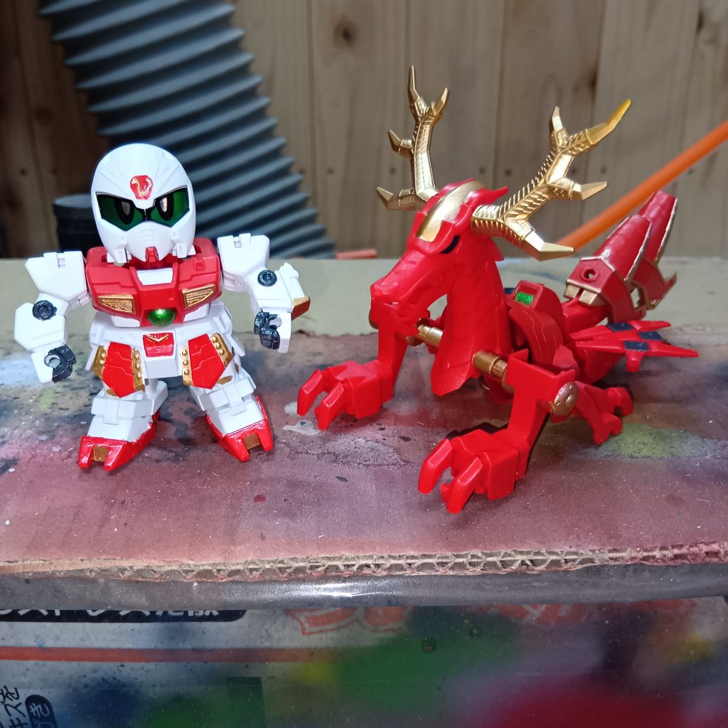 色塗って軽装モードと幻竜。ちょっとのっぺりした感じなんで、苦手な墨入れをしようとしたけど、クレオスMr.ウェザリングカラーのマルチブラックで塗っては拭いてを繰り返し、なんとなくそれっぽくしたら格好よくなりました👍