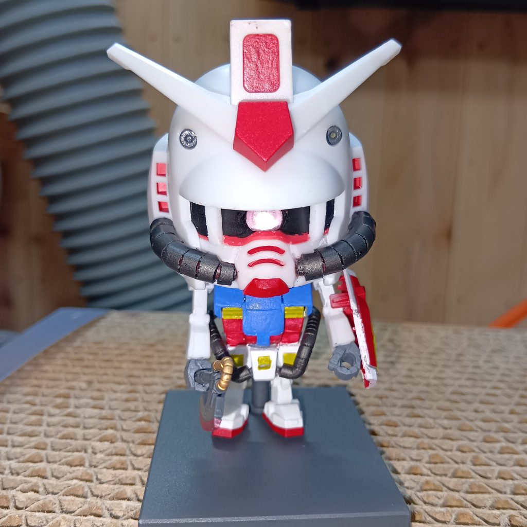 偽ガンプラくんでした💦ベースのキットはガンプラくん。胸のコクピットハッチはザクプラくんの余剰パーツを切って貼り付け。顔のダクトホースはランナーに5mmのプラパイプを切って通したもの。腰のダクトホースはザクプラくんの余剰パーツです。取り回しが難しかったです。改善点。