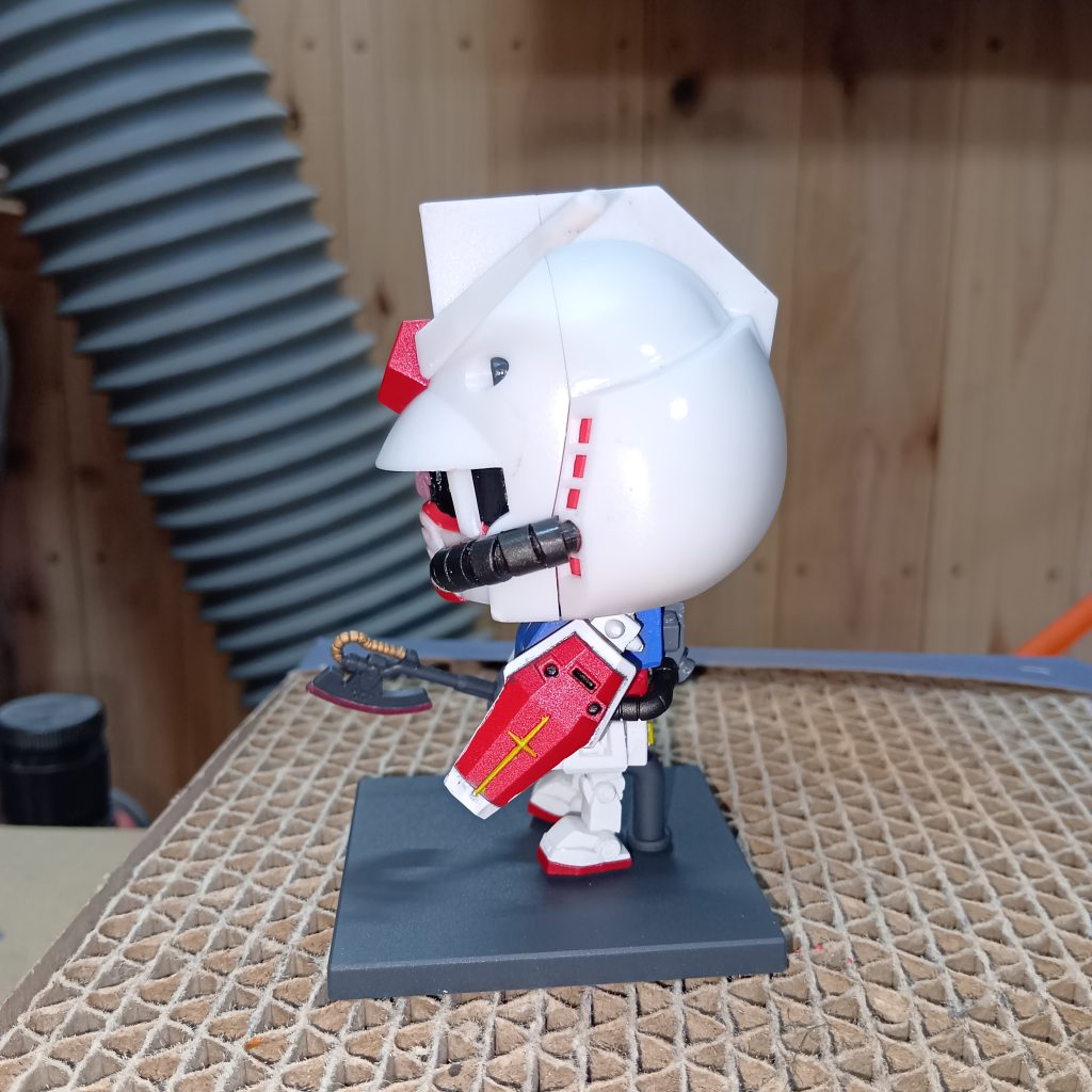 ネットの拾い画像を見ると盾もちょっと形が違うんですね。ガンプラくんの盾をカットしただけです。肩のピンスパイクは2mmプラ棒をヤスリで削って尖らせたもの。