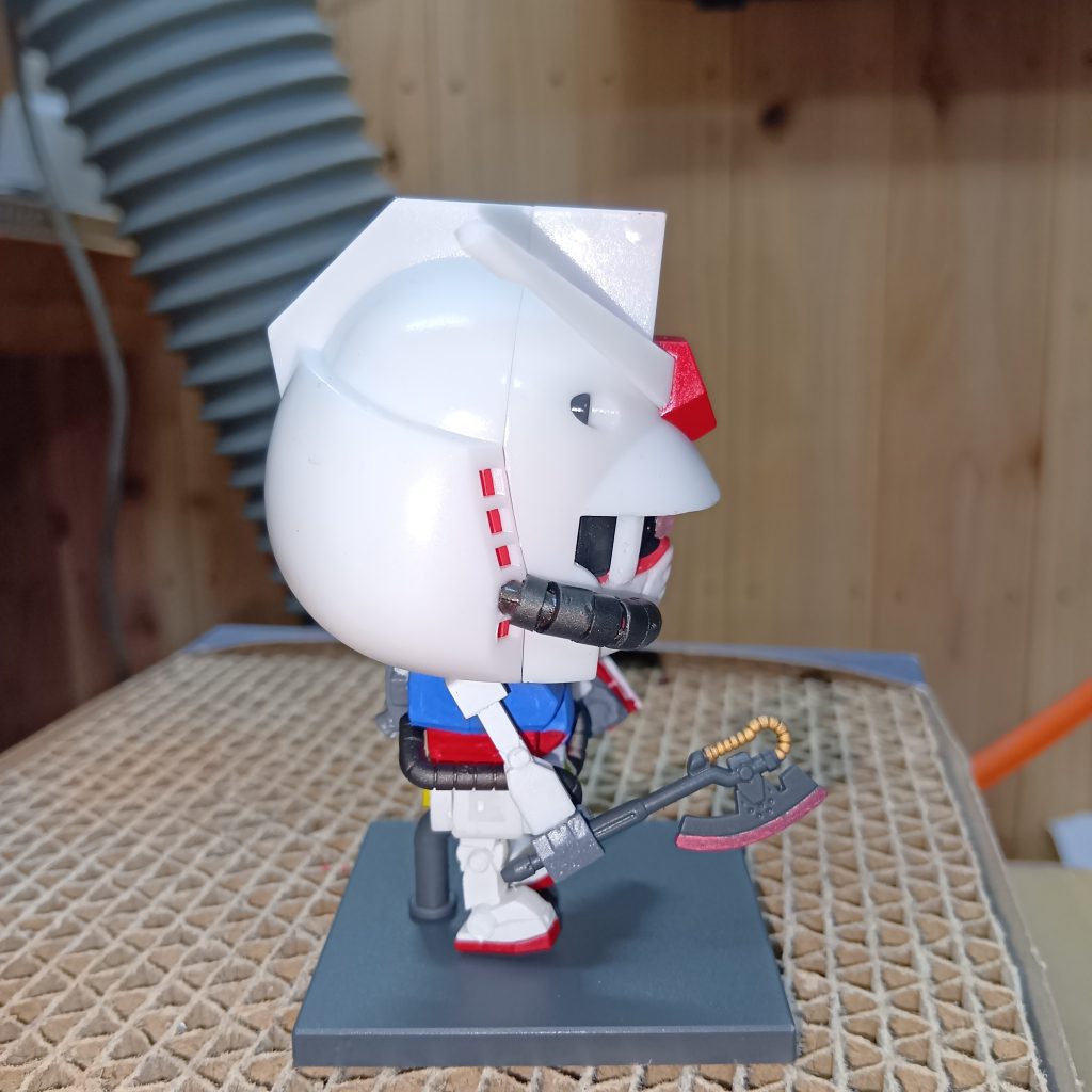 偽ガンダムの武器はザクマシンガンとヒートホークが合体したような武器なのですが、今回はヒートホークにしました。