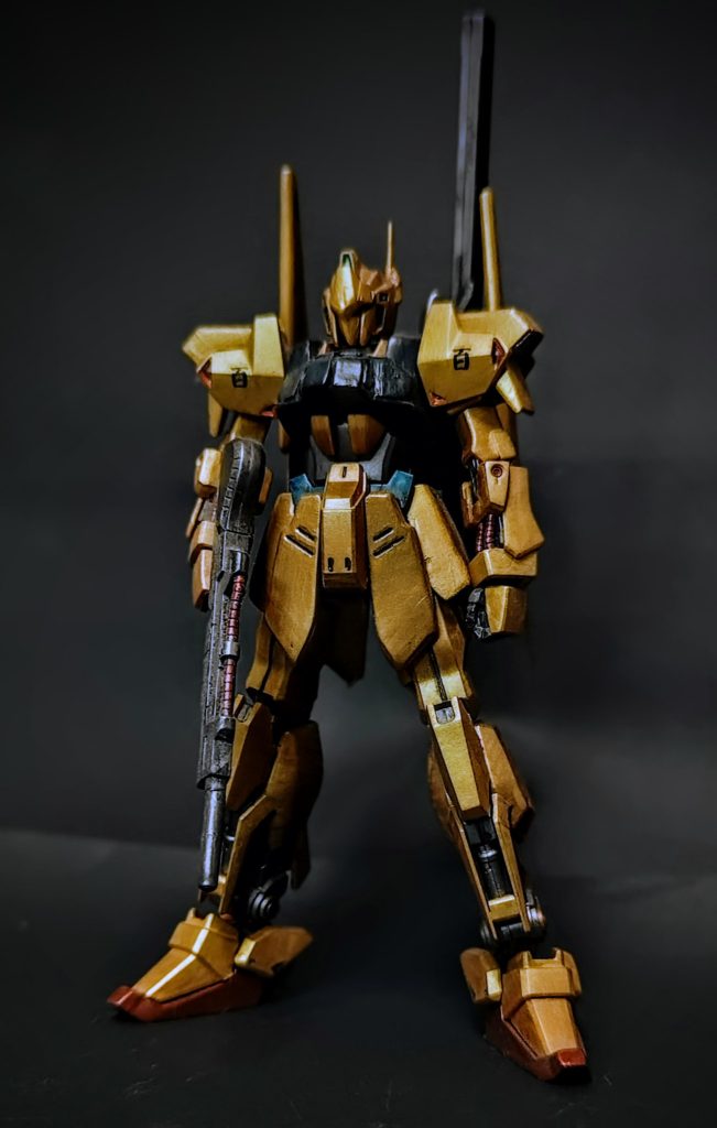 前面カット。頭部はおでこの庇部分を延長、目つきやマスクも少し悪そうな雰囲気になるように削り込み、アンテナは真鍮線に変えています。