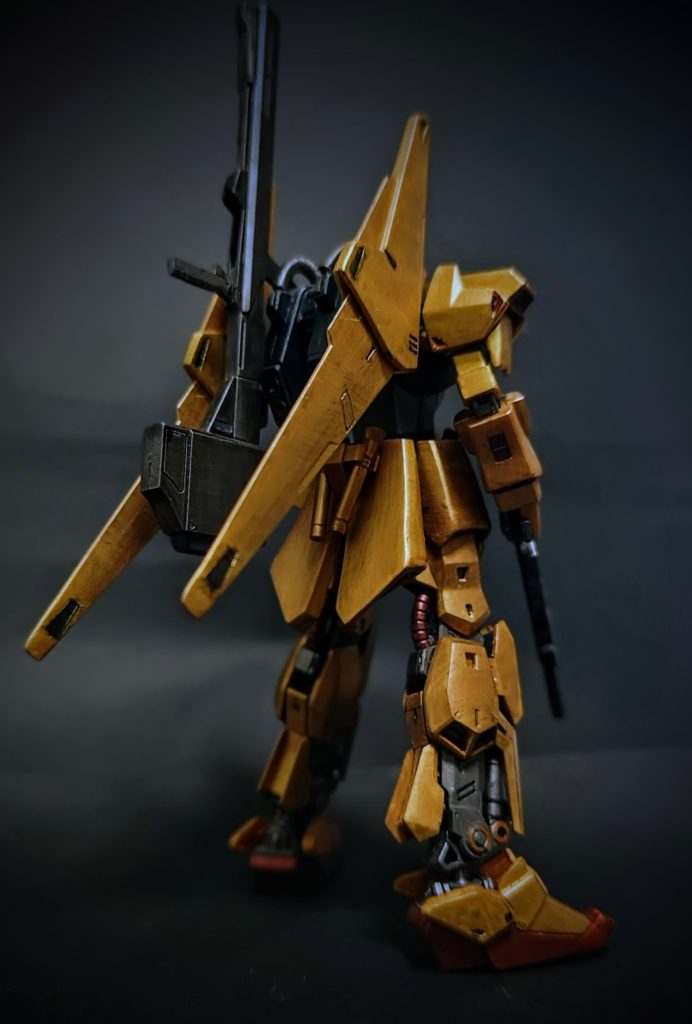 背面カット。スカート周りは前~横~後部とすべて大型化。背中のバインダーも上下共に少し延長しています。