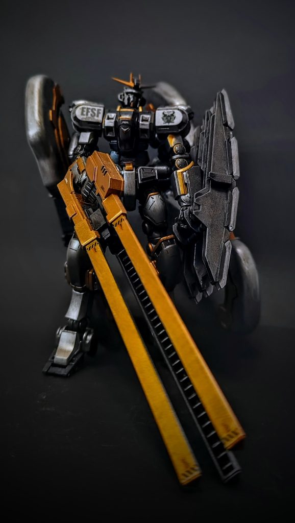 デカール貼るのも苦労しました。その甲斐あって、迫力ある作品になったと思っています！※ただ、想像以上に強度の問題等で自分にはポーズがとらせられないです 