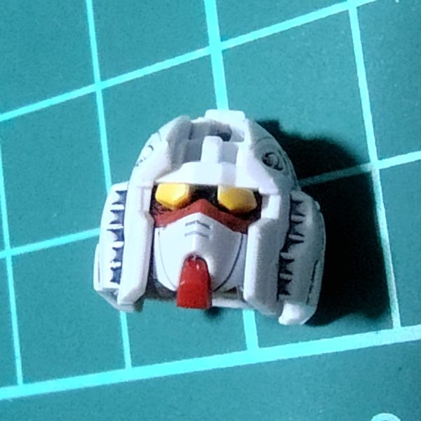 SDCXの塗分けの乾燥時間で万博ガンダムに手をつけ始めました。EGガンダムは持っているけど、グラスフェザーを装備するのには大改造が必要らしいので諦めていたところ、それぞれ定価より安く売っていたので、セットで買ってしまいました。今回はオリジナル要素を加えずサクッと作ろうと思います。積みプラがいい加減溜まってきたので、ある程度崩さないと他のが買えないので。EGガンダムの頭部は、目の周りの黒い箇所はひさしの影を利用するとして割愛されていますが、黒があった方が締まるだろうと思い、ガンダムブラックで塗り分けました。バックパックのスラスター部分はアクリジョンのシルバー。スミ入れはガンダムマーカーのスミ入れペンを流し込みと拭き取りタイプを使い分けています。白地の箇所はグレー、赤や黄の箇所はブラウンを使用しています。（2枚目）
