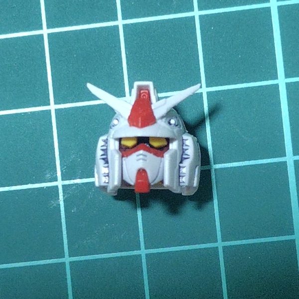 SDCXの塗分けの乾燥時間で万博ガンダムに手をつけ始めました。EGガンダムは持っているけど、グラスフェザーを装備するのには大改造が必要らしいので諦めていたところ、それぞれ定価より安く売っていたので、セットで買ってしまいました。今回はオリジナル要素を加えずサクッと作ろうと思います。積みプラがいい加減溜まってきたので、ある程度崩さないと他のが買えないので。EGガンダムの頭部は、目の周りの黒い箇所はひさしの影を利用するとして割愛されていますが、黒があった方が締まるだろうと思い、ガンダムブラックで塗り分けました。バックパックのスラスター部分はアクリジョンのシルバー。スミ入れはガンダムマーカーのスミ入れペンを流し込みと拭き取りタイプを使い分けています。白地の箇所はグレー、赤や黄の箇所はブラウンを使用しています。（1枚目）