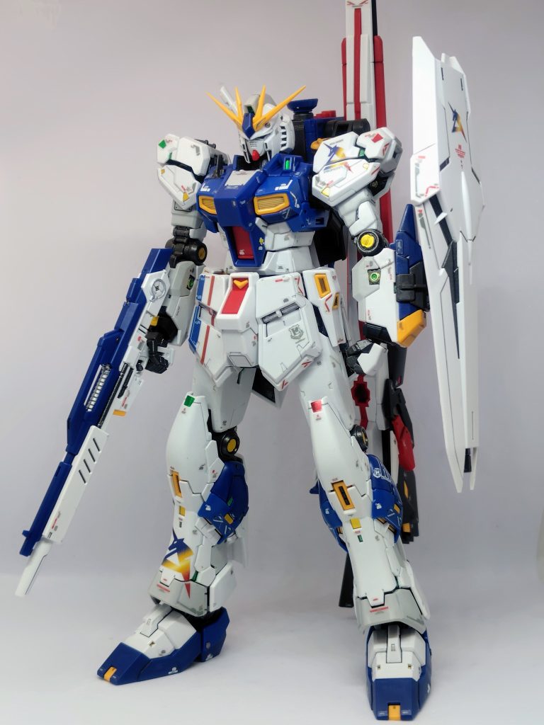 付属のリアリスティックデカールに、νガンダム用のガンダムデカールも組みわせて使っているので通常よりごちゃごちゃしています(gundam-kao5)フレーム部分 にサイコフレームホログリーンでいくつかアクセントを入れています。本来サイコフレームはコックピット周りだけですが最近はあちこちに緑の発光表現を入れるのが増えてますね。