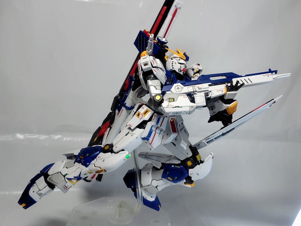 RGのνガンダムは素晴らしいキットと聞いてはいましたが、聞きしに勝る良キットですね(gundam-kao3)まるで完成品のフィギュアみたいに作りがしっかりしてるしよく動きます。初期のRGとは全然違いますね。