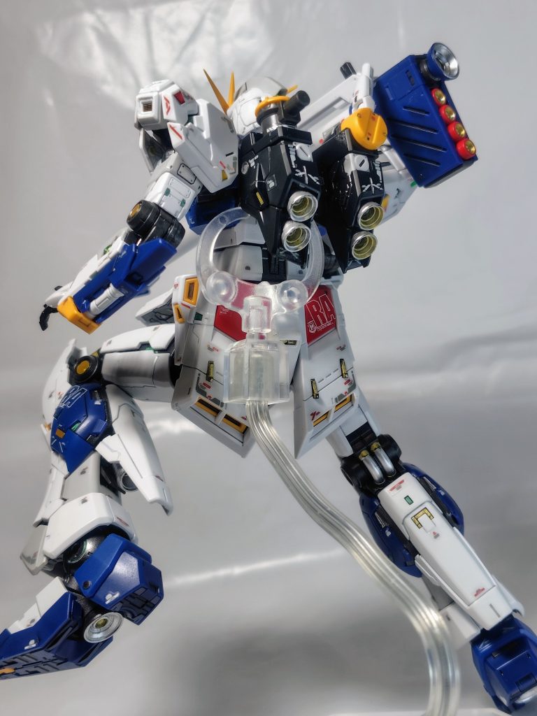 バーニア部、膝裏、バズーカの後部などところどころをシャインシルバーとゴールドで塗装。それぐらいしかやることないです(gundam-kao5)