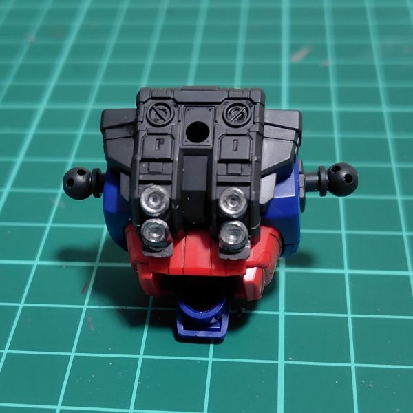 SDCXの塗分けの乾燥時間で万博ガンダムに手をつけ始めました。EGガンダムは持っているけど、グラスフェザーを装備するのには大改造が必要らしいので諦めていたところ、それぞれ定価より安く売っていたので、セットで買ってしまいました。今回はオリジナル要素を加えずサクッと作ろうと思います。積みプラがいい加減溜まってきたので、ある程度崩さないと他のが買えないので。EGガンダムの頭部は、目の周りの黒い箇所はひさしの影を利用するとして割愛されていますが、黒があった方が締まるだろうと思い、ガンダムブラックで塗り分けました。バックパックのスラスター部分はアクリジョンのシルバー。スミ入れはガンダムマーカーのスミ入れペンを流し込みと拭き取りタイプを使い分けています。白地の箇所はグレー、赤や黄の箇所はブラウンを使用しています。（4枚目）