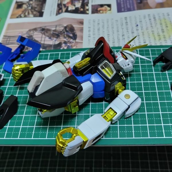 アニメ劇中イメージを求めて、やっとここまで来ました。アンテナ、ツインアイ、ヘルメットのヒサシ、マスク部、腹ビームや腰部などの胴体全体、ショルダーアーマー等など各所形状変更と…改修箇所は数え切れませんが、少しずつ地道に作業を進めてきました。薄っすらとゴールが見えて来ました