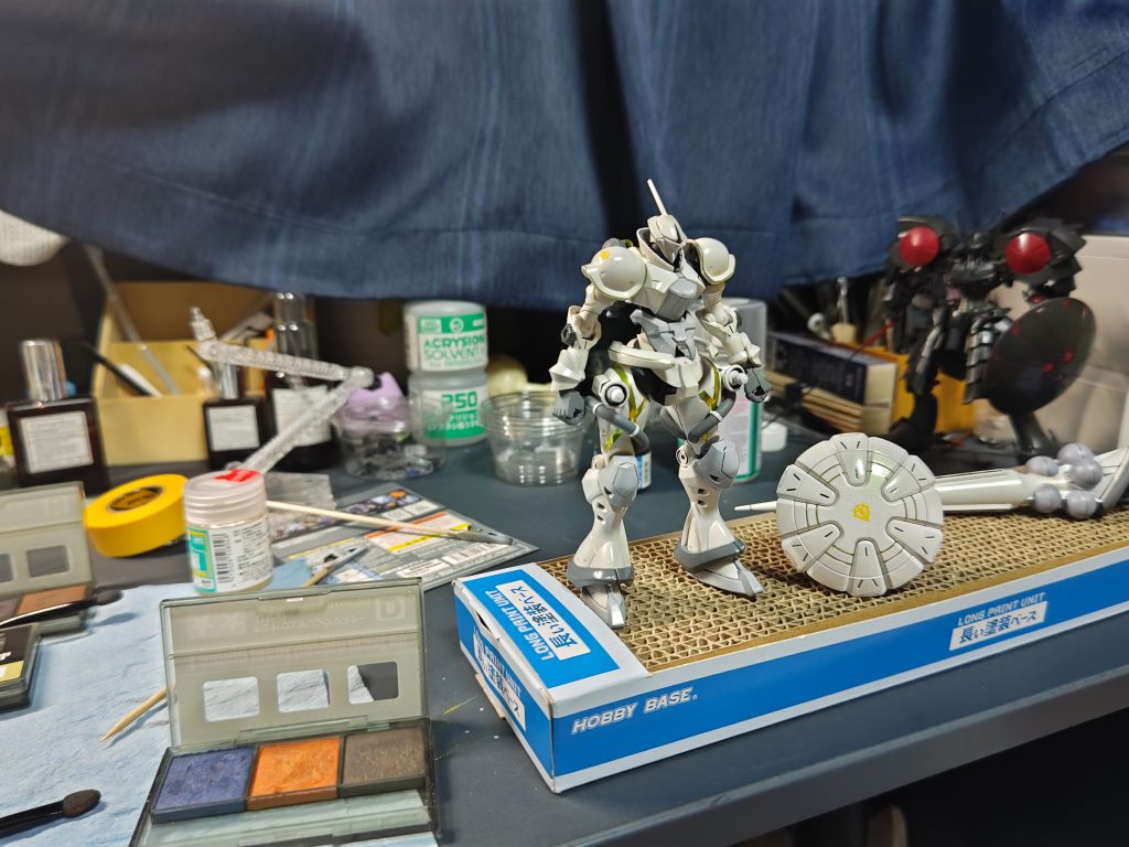 デカール作業後です。ジークアクス用のものはないので、ジオン軍のものを使用しております。