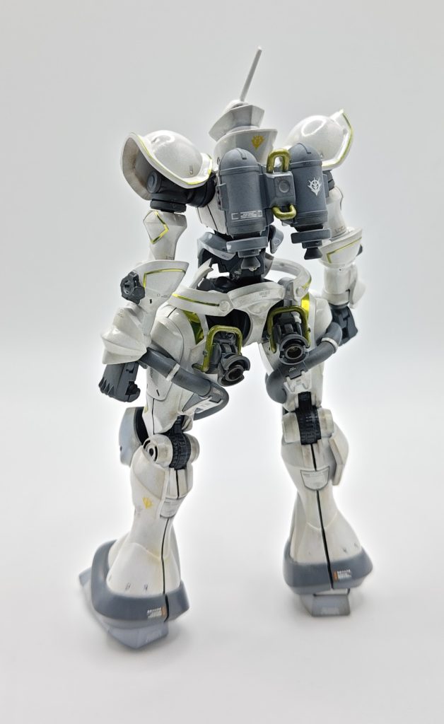 つるっとした全面とは異なり、背部はメカメカしい感じです。今回は改造はなしで素の状態で仕上げております。