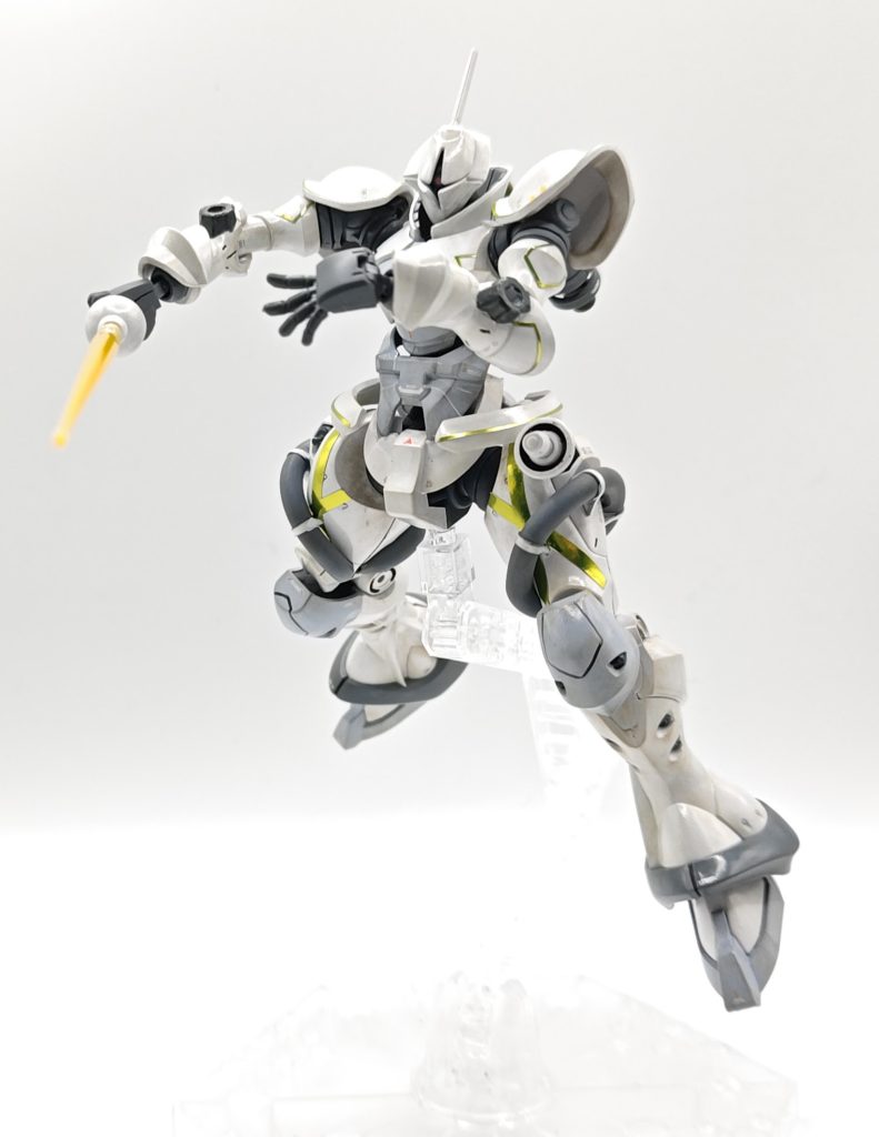 今回は珍しく光沢のトップコートで仕上げております。その前にステラパールホワイトを塗っているので角度によってはラメっています。