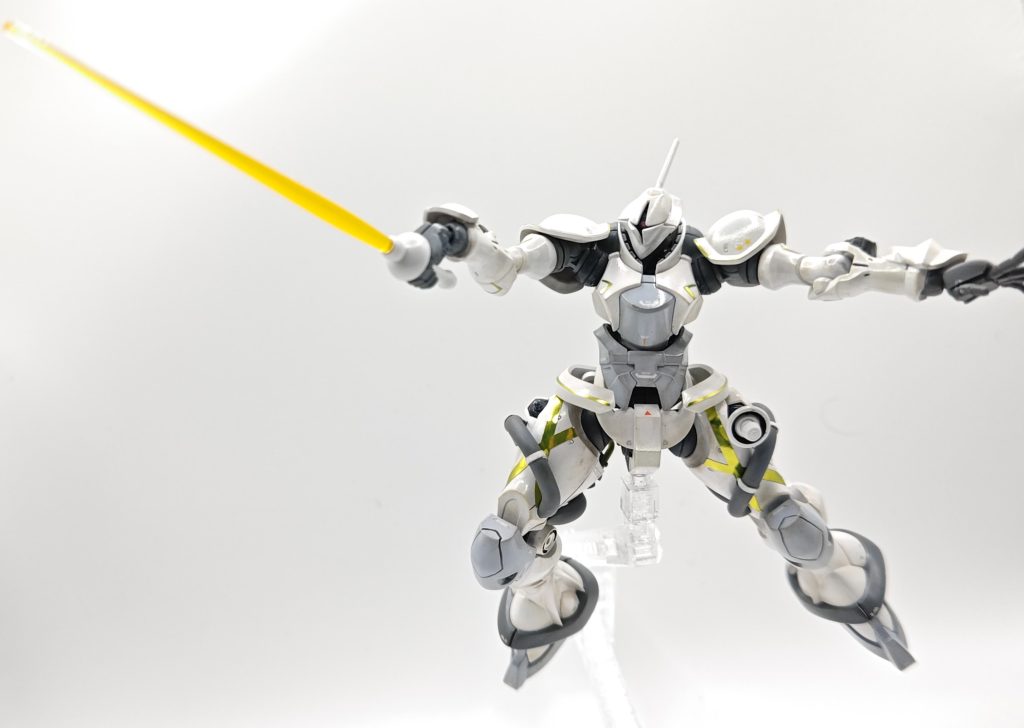 サーベル装備状態です。手首がちゃんとフェンシングの構えのしやすい構造しているのでポージングしやすいです。平手首は外部パーツ使っています。