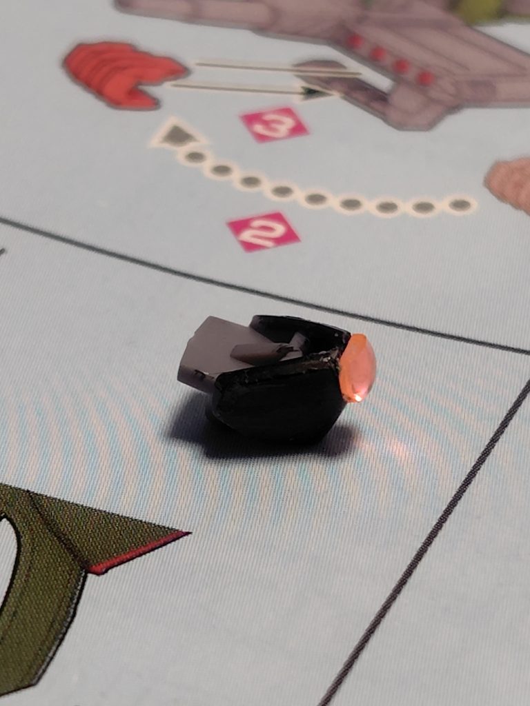 モノアイ基部は一部カットしてHアイズ＋ラピーテープを貼り付け。Hアイズ自体も一部カットして基部に形を合わせてます。