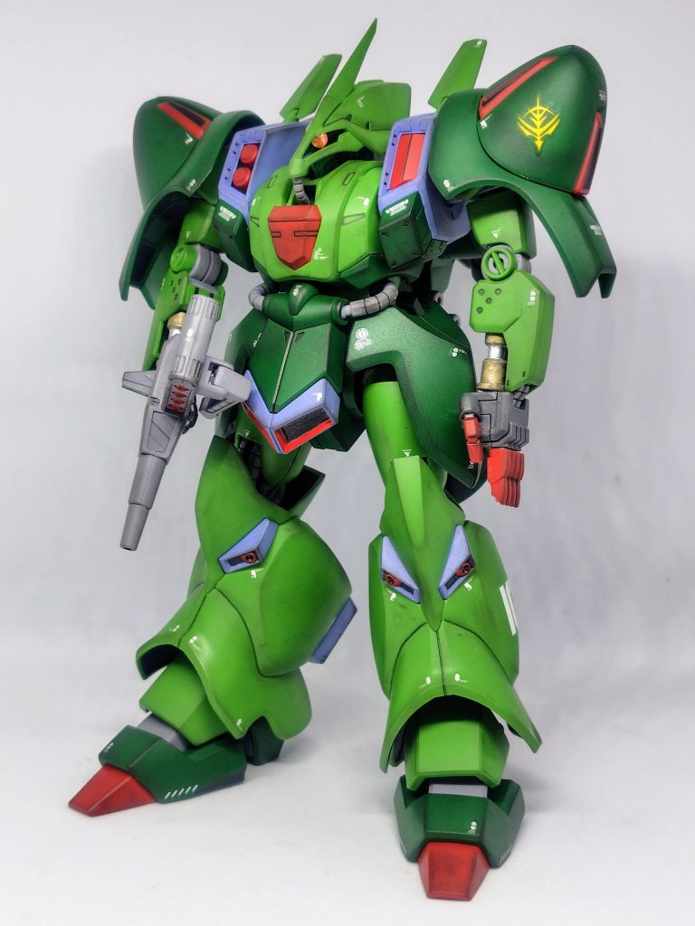 汚しの似合う色合いの機体ですが、マシュマーがハマーン様からいただいた機体をそんなに汚さないと思うのでエッジを中心に控えめ汚しにしました。