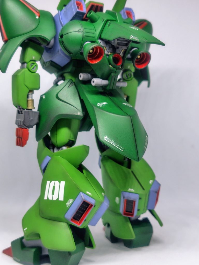 各バーニアの赤と黒が足りないのでガンマカ塗装。腕のシリンダー部もゴールドとシャインシルバーで塗装。