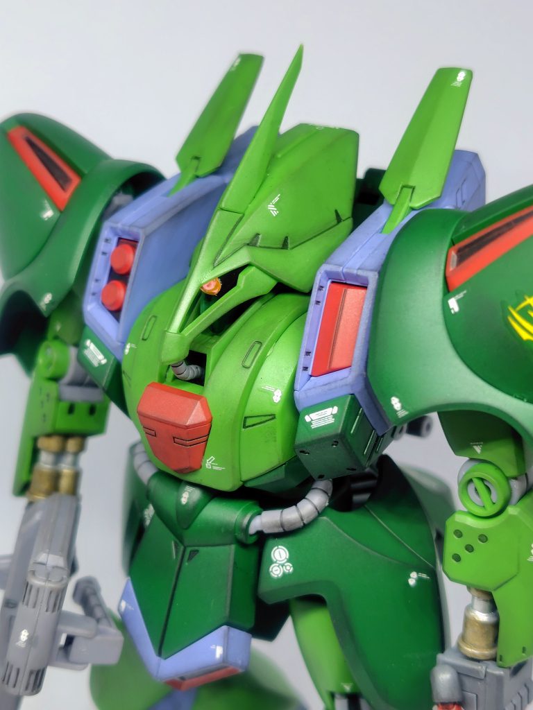 口のケーブルと肩のミサイルハッチがポロリしやすいです。