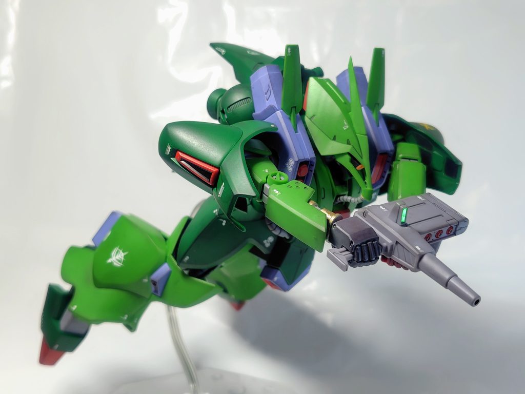 説明書の作例にも出てくる旧キットの箱絵風ポーズですが、この両手持ちはかなり無理矢理です(zaku-kao4)左腕はほぼ外れかけてます。