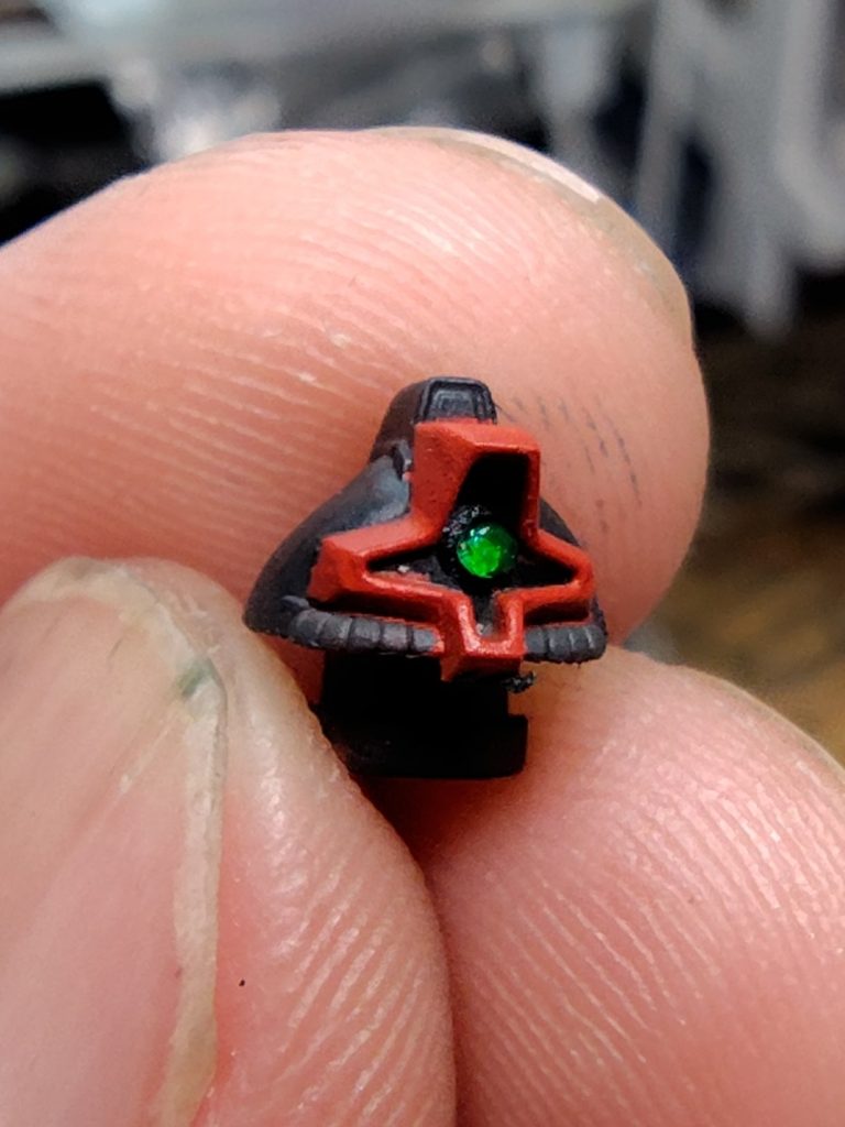 モノアイはHアイズがありましたので1.2mmを入れてます。細かい塗り分けのためのマスキングは塗装時間の十倍くらいかけたと思います。