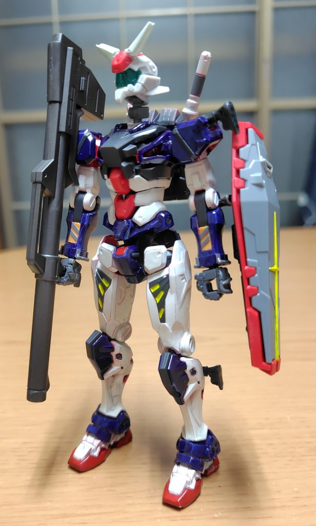 HG赤いガンダムに軽キャノンの頭部乗せてツインアンテナ生やした姿。カラーリングもRX-78-02とは大分違う黒と赤だが、コレには水性ホビーカラー青、やや濃い濃紺色にして組み立てました。