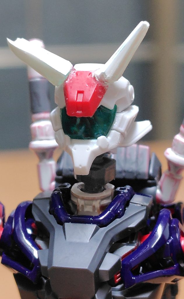 1号機はまだ独特のガンダムヘッドじゃなくガンキャノンの頭部を流用しての開発でツインアンテナはレジン成形で白に塗装して完成。独自の首接続に問題があって、別のパーツ加工して無理矢理くっつけました。