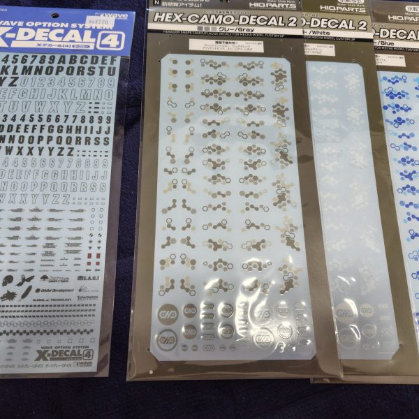 お早うございます。これからデカール貼りです。質問ですが、ヘックスデカール貼る場合は、先に貼りますか？どこに貼ろうか考えるのが苦手なので、ここからはかたまる時間が多くなる予感です。。。先にキットについてたデカール貼っても良いけど、ヘックス先の気がするし😣（1枚目）