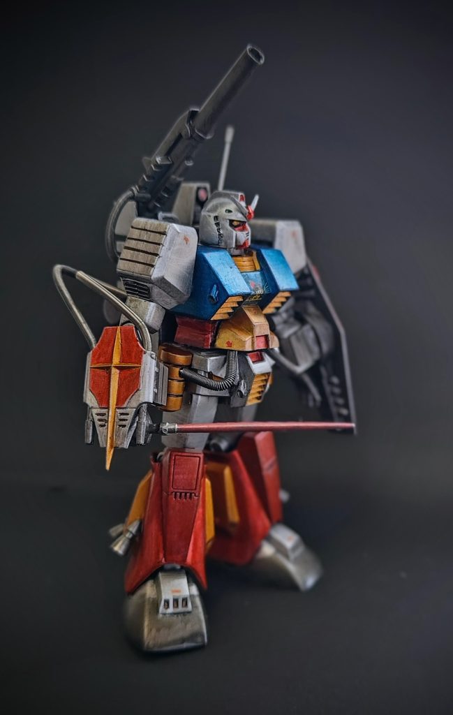 前面カット(別アングル)。最近のキットよりも角が長くてシャープな印象で気に入っていたので、折れてしまったのはとても悲しかったです…※小学生当時、自分はこの1/144パーフェクトガンダムの顔がガンダムのキットの中で一番カッコイイと思っておりました(今見ると意外としゃくれ気味??)