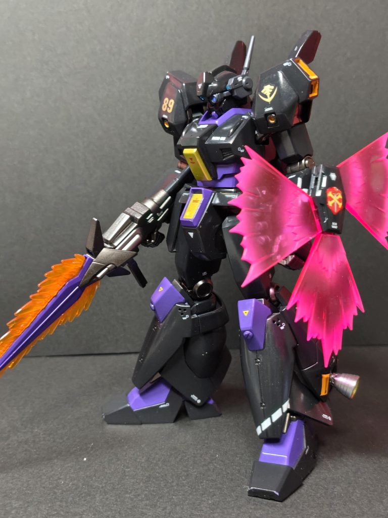 ビームシールドはMSGウェポンユニット・エネルギーシールドを使用しました。ジェガンでは安定したエネルギー供給が出来ないということでまばらに付けてそれらしく見せました。 クロスボーンのエンブレムにビームシールドで、クロスボーンのMSに見えてきましたwww