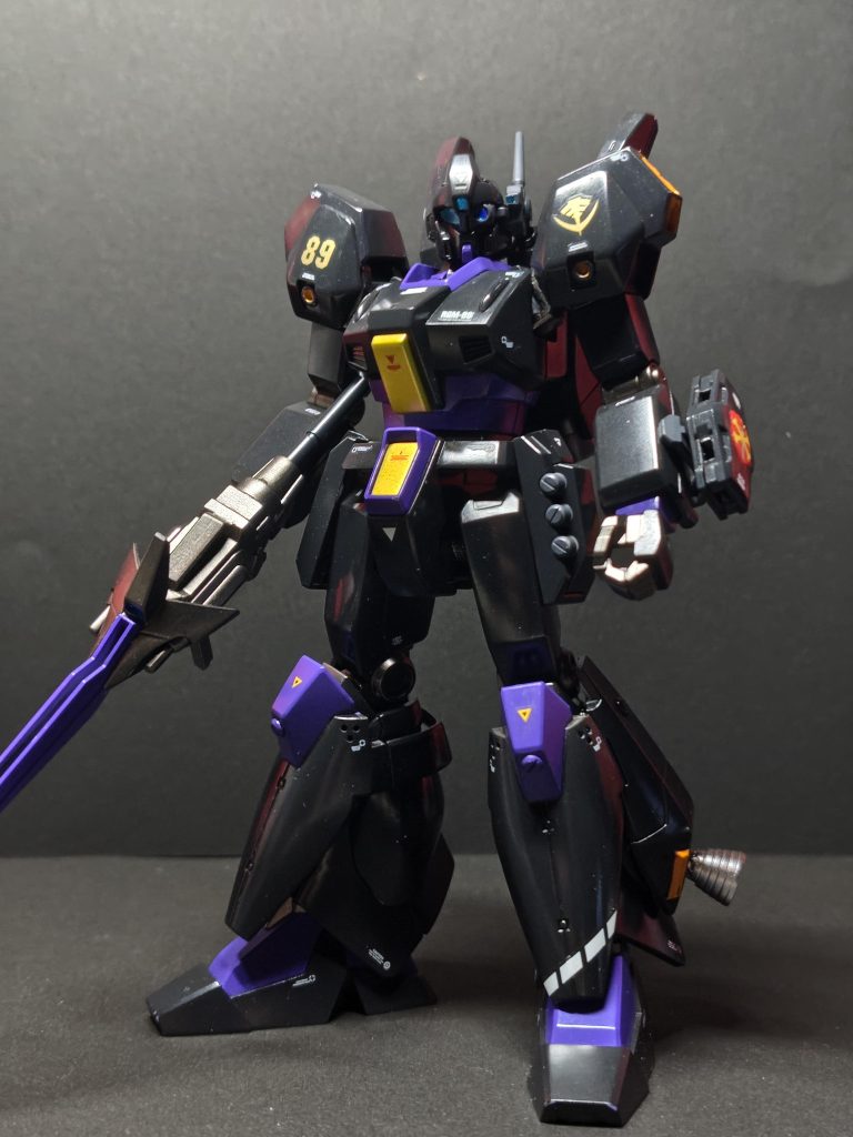 ・脚にはスタークジェガンの増加スラスター、バーニアはビルダーズパーツを使用。バックパックはジェガンAタイプに変更。手首カバーは、エバーグリーン3mm角パイプを加工して取付しました。