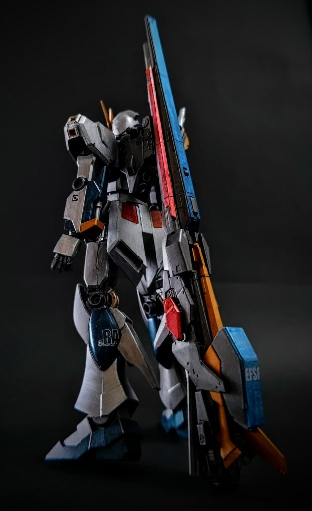 背面カット。今年の3月、家族で福岡に行きましてガンダム像も見てきました！！その際、息子は自分のお小遣いで福岡限定キット（サイコドーガとクリアのRGRX-93ff νガンダム）を購入して、超ご満悦でした。最近、「福岡でお金を使い過ぎた」と反省していましたがww