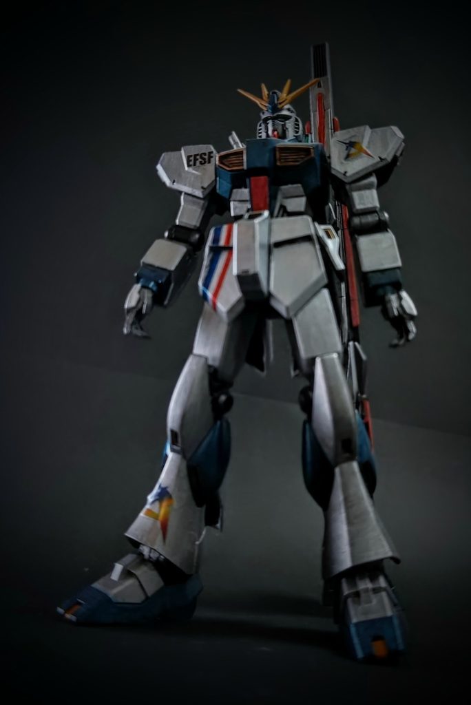 前面カット。レインボーのアムロマークはキット付属のシールですが、腰アーマーのラインは塗装、その他はデカールを使用しています。